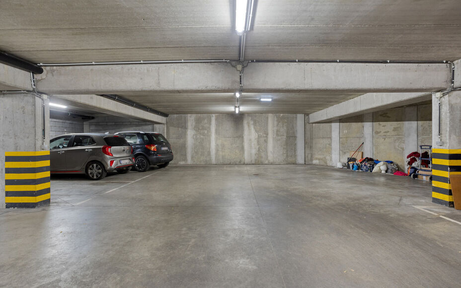LEEMANS IMMOBILIËN stelt u graag volgend appartement voor, ideaal gelegen in de gemeente Vorst, op de zevende verdieping van een residentieel gebouw.

Met een bewoonbare oppervlakte van 103m² is het appartement als ingedeeld volgt:
Een ruime inkomhal me