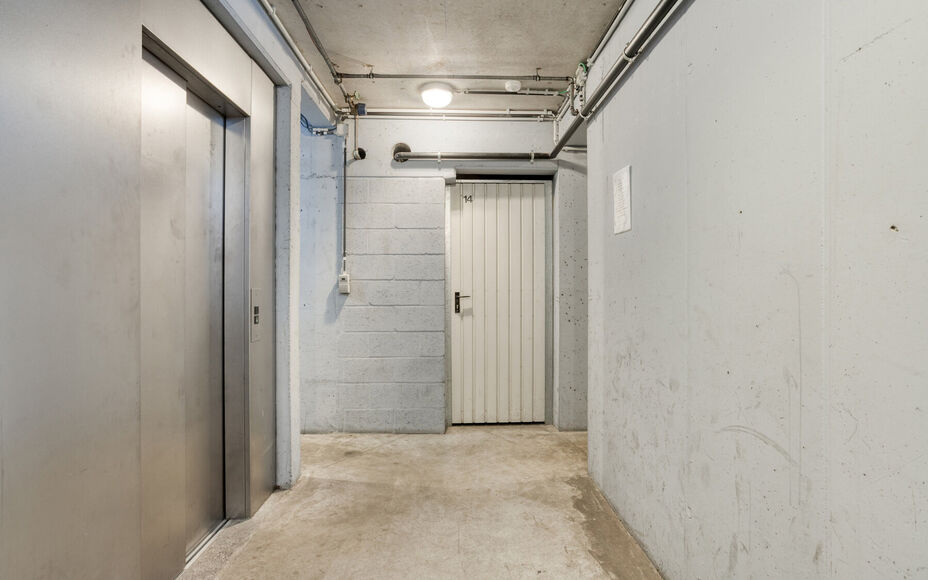 LEEMANS IMMOBILIËN stelt u graag volgend appartement voor, ideaal gelegen in de gemeente Vorst, op de zevende verdieping van een residentieel gebouw.

Met een bewoonbare oppervlakte van 103m² is het appartement als ingedeeld volgt:
Een ruime inkomhal me