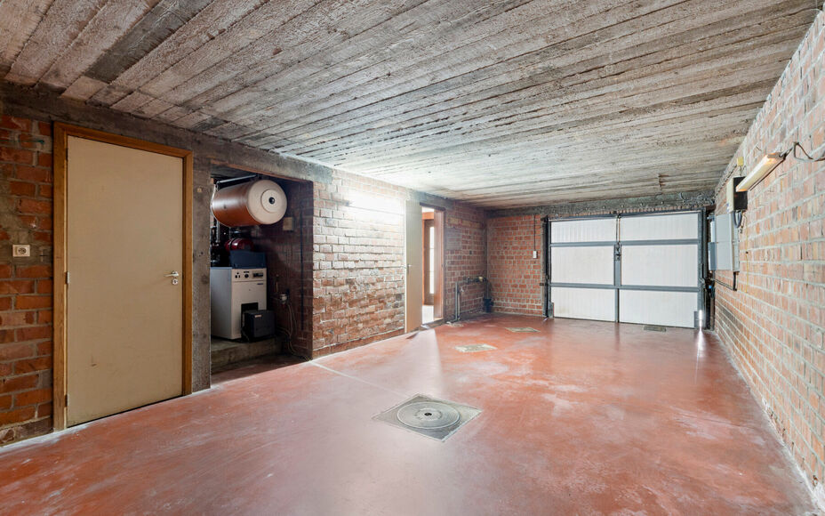 LEEMANS Real Estate vous présente cette agréable maison, idéalement située à proximité du centre de Schepdaal. Grâce à son emplacement central, commerces, transports en commun, écoles, installations sportives et grands axes routiers sont à deux 
