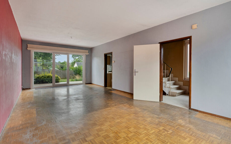 LEEMANS Real Estate vous présente cette agréable maison, idéalement située à proximité du centre de Schepdaal. Grâce à son emplacement central, commerces, transports en commun, écoles, installations sportives et grands axes routiers sont à deux 