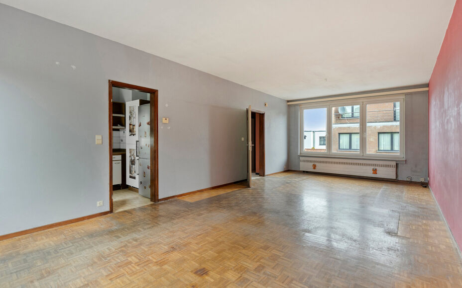 LEEMANS Real Estate vous présente cette agréable maison, idéalement située à proximité du centre de Schepdaal. Grâce à son emplacement central, commerces, transports en commun, écoles, installations sportives et grands axes routiers sont à deux 