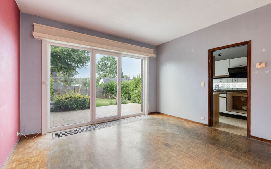 LEEMANS Real Estate vous présente cette agréable maison, idéalement située à proximité du centre de Schepdaal. Grâce à son emplacement central, commerces, transports en commun, écoles, installations sportives et grands axes routiers sont à deux 