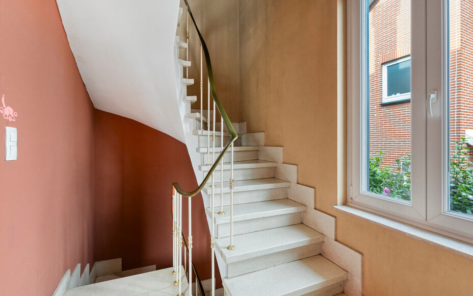 LEEMANS Real Estate vous présente cette agréable maison, idéalement située à proximité du centre de Schepdaal. Grâce à son emplacement central, commerces, transports en commun, écoles, installations sportives et grands axes routiers sont à deux 