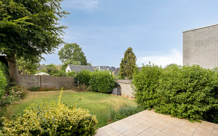 LEEMANS Real Estate vous présente cette agréable maison, idéalement située à proximité du centre de Schepdaal. Grâce à son emplacement central, commerces, transports en commun, écoles, installations sportives et grands axes routiers sont à deux 