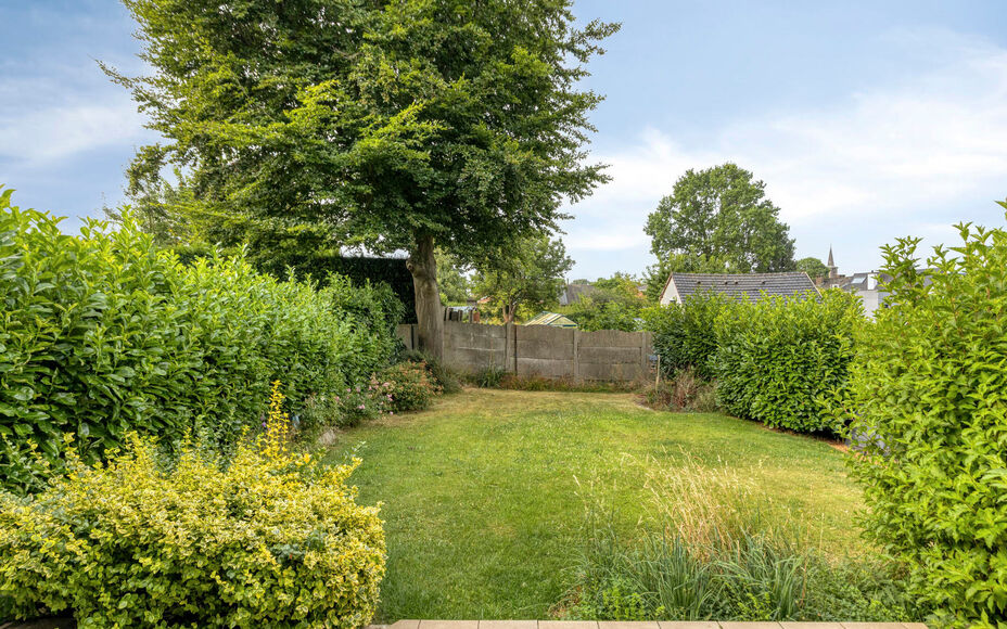LEEMANS Real Estate vous présente cette agréable maison, idéalement située à proximité du centre de Schepdaal. Grâce à son emplacement central, commerces, transports en commun, écoles, installations sportives et grands axes routiers sont à deux 