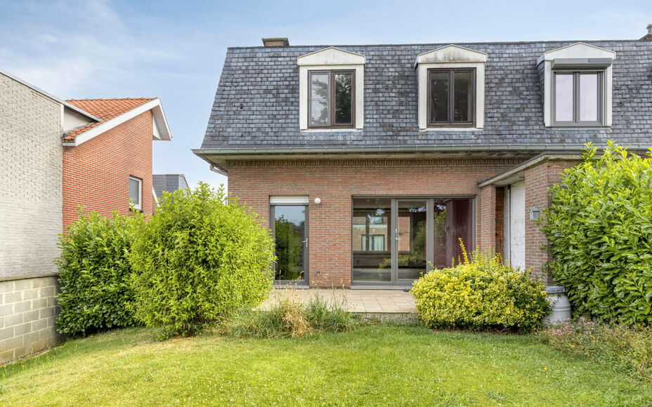 LEEMANS Real Estate vous présente cette agréable maison, idéalement située à proximité du centre de Schepdaal. Grâce à son emplacement central, commerces, transports en commun, écoles, installations sportives et grands axes routiers sont à deux 