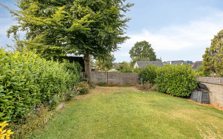 LEEMANS Real Estate vous présente cette agréable maison, idéalement située à proximité du centre de Schepdaal. Grâce à son emplacement central, commerces, transports en commun, écoles, installations sportives et grands axes routiers sont à deux 