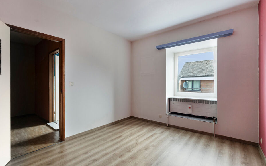 LEEMANS Real Estate vous présente cette agréable maison, idéalement située à proximité du centre de Schepdaal. Grâce à son emplacement central, commerces, transports en commun, écoles, installations sportives et grands axes routiers sont à deux 
