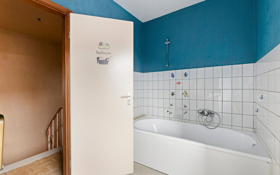 LEEMANS Real Estate vous présente cette agréable maison, idéalement située à proximité du centre de Schepdaal. Grâce à son emplacement central, commerces, transports en commun, écoles, installations sportives et grands axes routiers sont à deux 