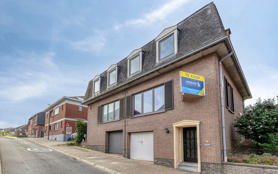 LEEMANS immobiliën stelt u deze aangename en goed gelegen woning voor, vlakbij het centrum van Schepdaal. Dankzij de centrale ligging bevinden winkels, openbaar vervoer, scholen, sportfaciliteiten en belangrijke invalswegen zich op korte afstand.Op het g