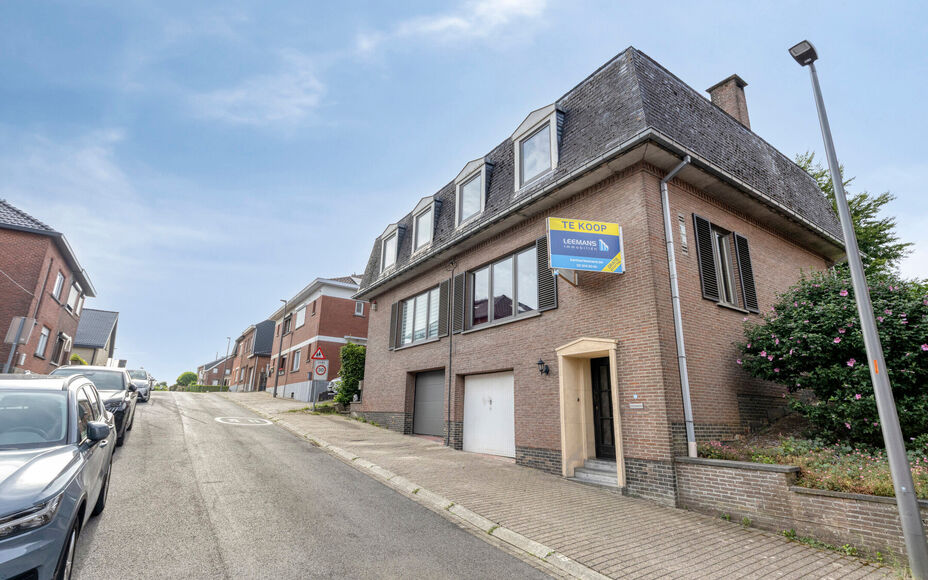 LEEMANS immobiliën stelt u deze aangename en goed gelegen woning voor, vlakbij het centrum van Schepdaal. Dankzij de centrale ligging bevinden winkels, openbaar vervoer, scholen, sportfaciliteiten en belangrijke invalswegen zich op korte afstand.Op het g