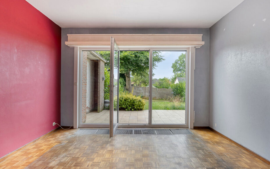 LEEMANS immobiliën stelt u deze aangename en goed gelegen woning voor, vlakbij het centrum van Schepdaal. Dankzij de centrale ligging bevinden winkels, openbaar vervoer, scholen, sportfaciliteiten en belangrijke invalswegen zich op korte afstand.Op het g