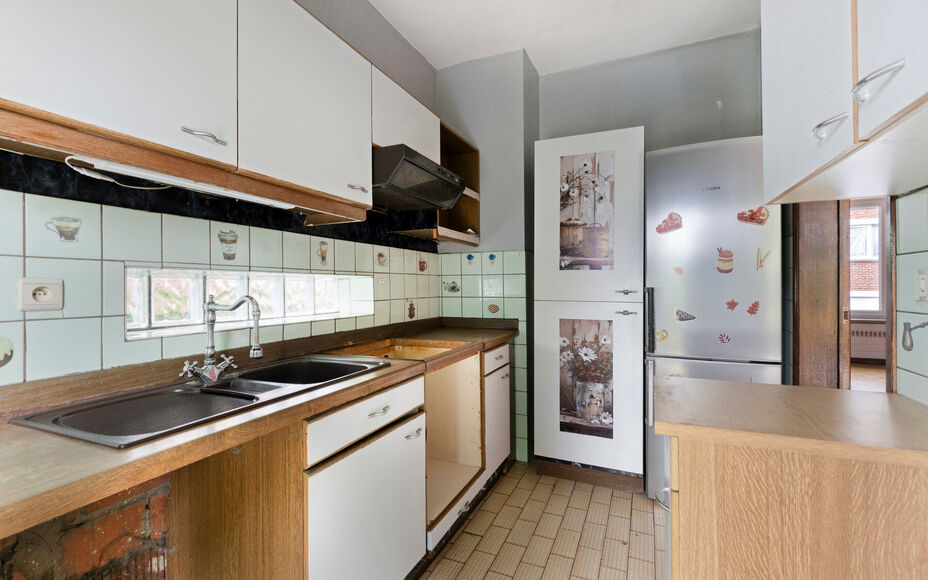 LEEMANS immobiliën stelt u deze aangename en goed gelegen woning voor, vlakbij het centrum van Schepdaal. Dankzij de centrale ligging bevinden winkels, openbaar vervoer, scholen, sportfaciliteiten en belangrijke invalswegen zich op korte afstand.Op het g
