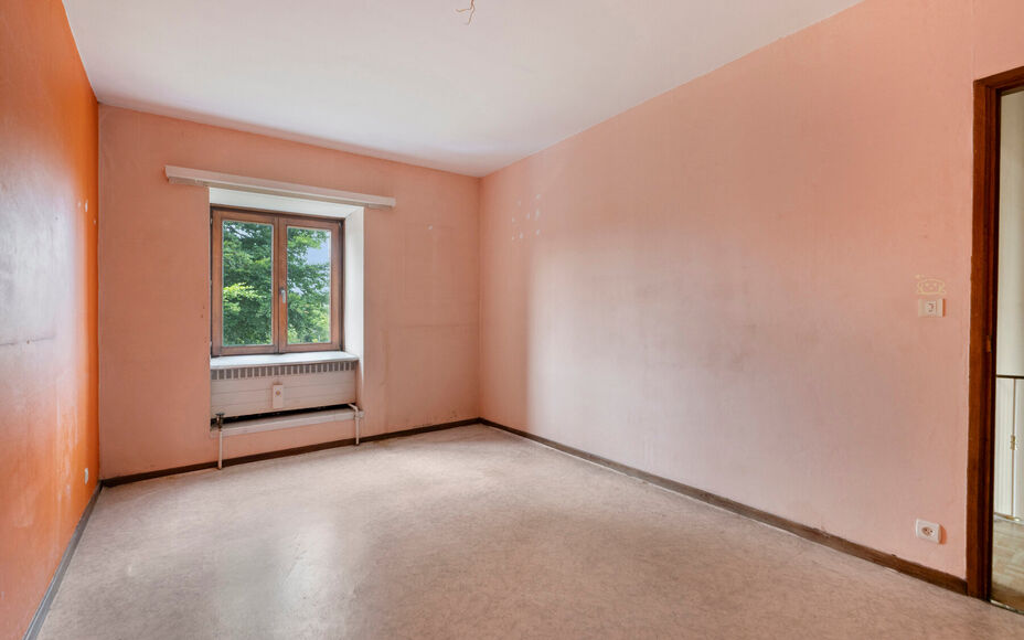LEEMANS immobiliën stelt u deze aangename en goed gelegen woning voor, vlakbij het centrum van Schepdaal. Dankzij de centrale ligging bevinden winkels, openbaar vervoer, scholen, sportfaciliteiten en belangrijke invalswegen zich op korte afstand.Op het g