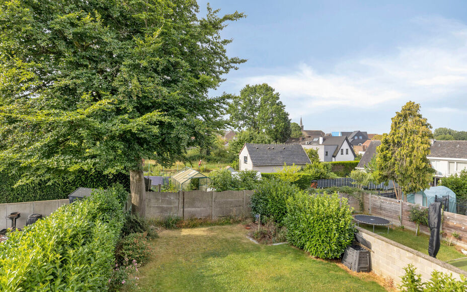 LEEMANS immobiliën stelt u deze aangename en goed gelegen woning voor, vlakbij het centrum van Schepdaal. Dankzij de centrale ligging bevinden winkels, openbaar vervoer, scholen, sportfaciliteiten en belangrijke invalswegen zich op korte afstand.Op het g
