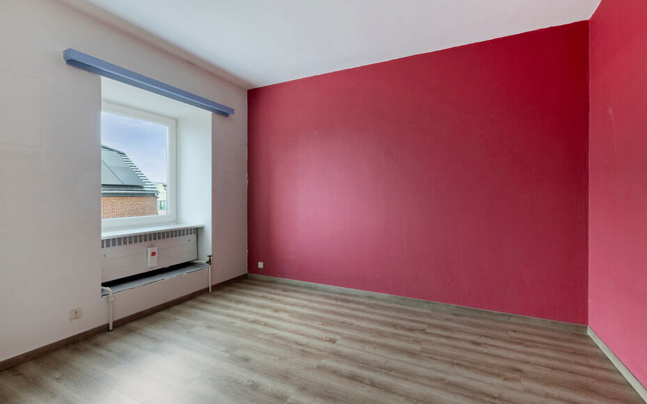 LEEMANS immobiliën stelt u deze aangename en goed gelegen woning voor, vlakbij het centrum van Schepdaal. Dankzij de centrale ligging bevinden winkels, openbaar vervoer, scholen, sportfaciliteiten en belangrijke invalswegen zich op korte afstand.Op het g