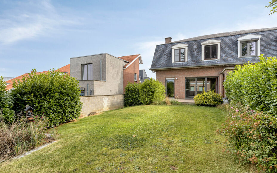 LEEMANS immobiliën stelt u deze aangename en goed gelegen woning voor, vlakbij het centrum van Schepdaal. Dankzij de centrale ligging bevinden winkels, openbaar vervoer, scholen, sportfaciliteiten en belangrijke invalswegen zich op korte afstand.Op het g