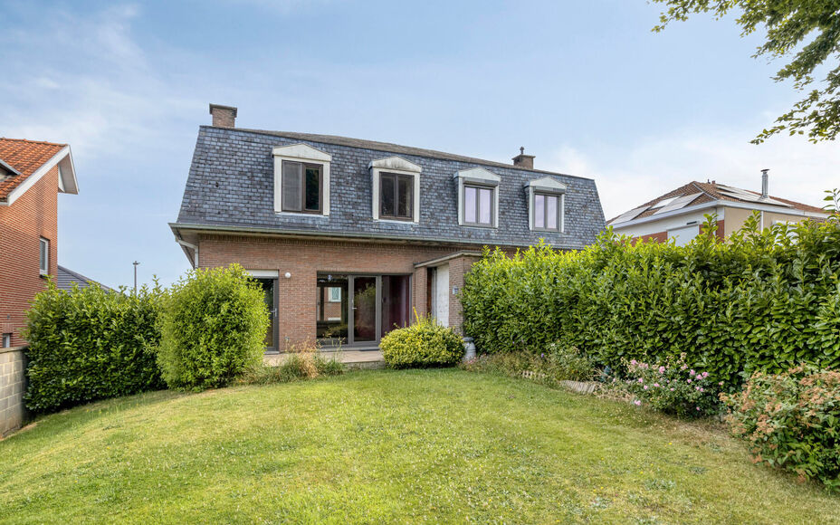 LEEMANS immobiliën stelt u deze aangename en goed gelegen woning voor, vlakbij het centrum van Schepdaal. Dankzij de centrale ligging bevinden winkels, openbaar vervoer, scholen, sportfaciliteiten en belangrijke invalswegen zich op korte afstand.Op het g