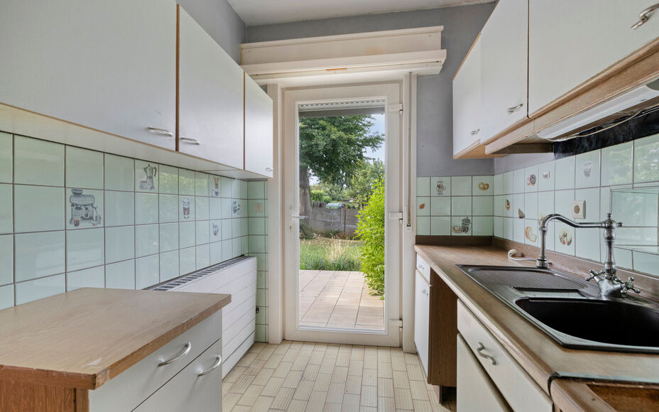 LEEMANS immobiliën stelt u deze aangename en goed gelegen woning voor, vlakbij het centrum van Schepdaal. Dankzij de centrale ligging bevinden winkels, openbaar vervoer, scholen, sportfaciliteiten en belangrijke invalswegen zich op korte afstand.Op het g