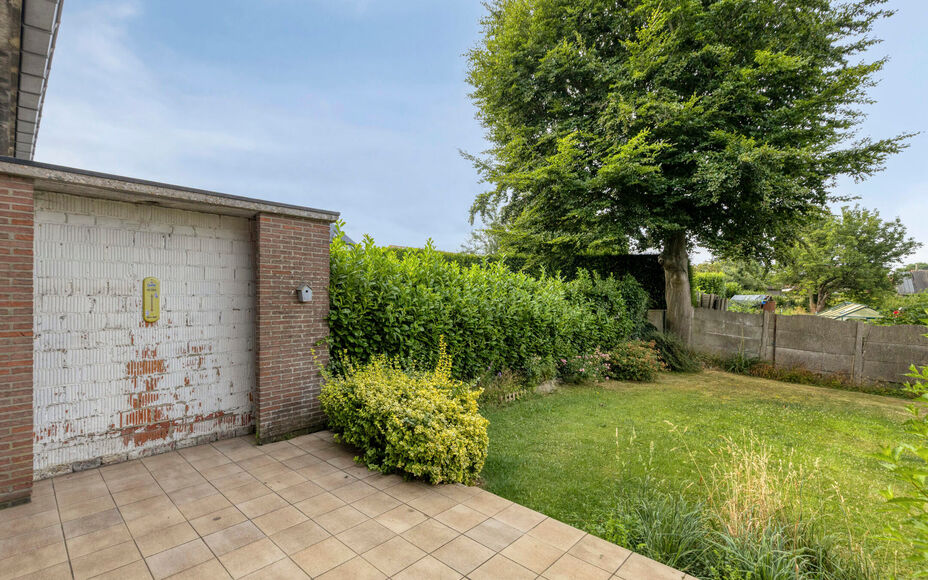 LEEMANS immobiliën stelt u deze aangename en goed gelegen woning voor, vlakbij het centrum van Schepdaal. Dankzij de centrale ligging bevinden winkels, openbaar vervoer, scholen, sportfaciliteiten en belangrijke invalswegen zich op korte afstand.Op het g