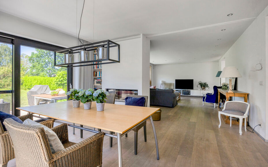 Leemans Immobiliën vous propose ce bungalow moderne et rénové, situé sur un magnifique terrain de 29 ares. Ce bien unique bénéficie d'un emplacement privilégié et très recherché, avec une vue apaisante sur la campagne environnante. Grâce à sa 