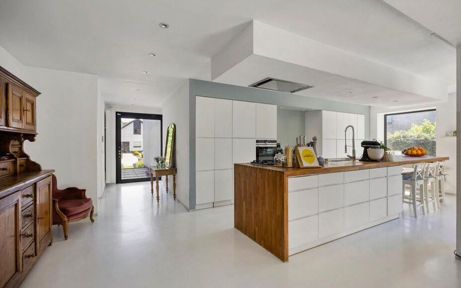 Leemans Immobiliën vous propose ce bungalow moderne et rénové, situé sur un magnifique terrain de 29 ares. Ce bien unique bénéficie d'un emplacement privilégié et très recherché, avec une vue apaisante sur la campagne environnante. Grâce à sa 