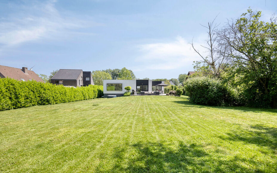 Leemans Immobiliën vous propose ce bungalow moderne et rénové, situé sur un magnifique terrain de 29 ares. Ce bien unique bénéficie d'un emplacement privilégié et très recherché, avec une vue apaisante sur la campagne environnante. Grâce à sa 