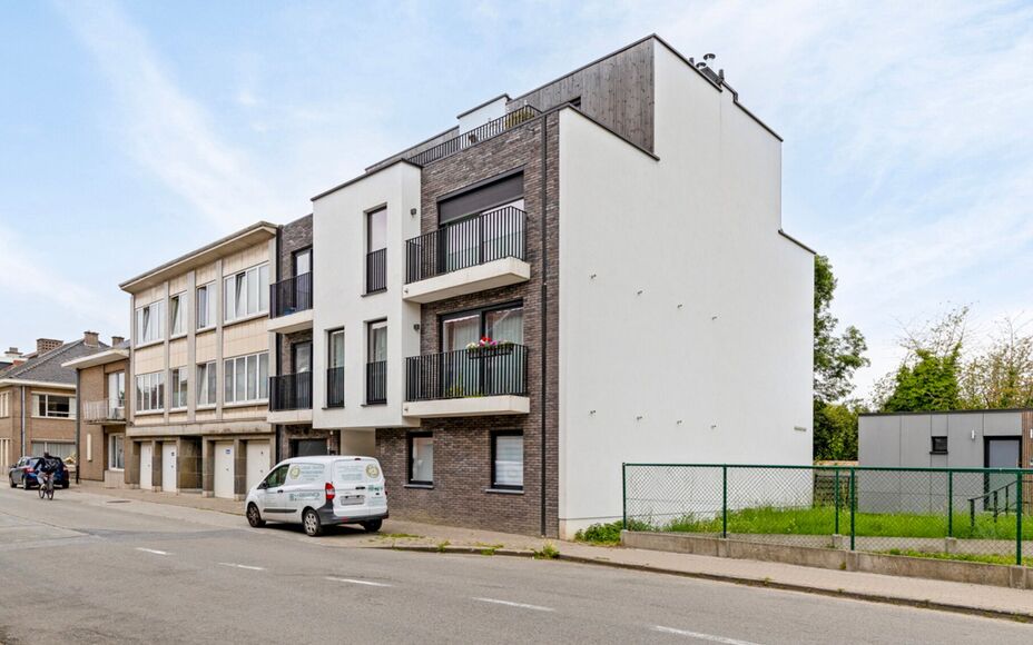 Leemans immobiliën biedt u deze ruime  ondergrondse staanplaats aan in het centrum van Groot-Bijgaarden.
Er is een autolift waarmee u naar de staanplaats gaat.Deze staanplaats is ook te huur.
Graag meer informatie: immo@kantoorleemans.be of 02/306.90.00