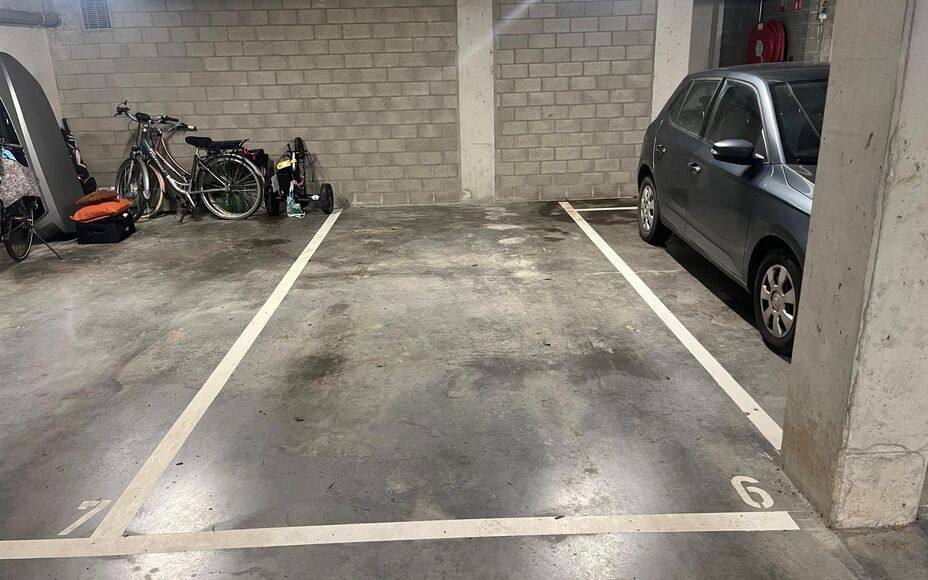 Leemans immobiliën biedt u deze ruime  ondergrondse staanplaats aan in het centrum van Groot-Bijgaarden.
Er is een autolift waarmee u naar de staanplaats gaat.Deze staanplaats is ook te huur.
Graag meer informatie: immo@kantoorleemans.be of 02/306.90.00