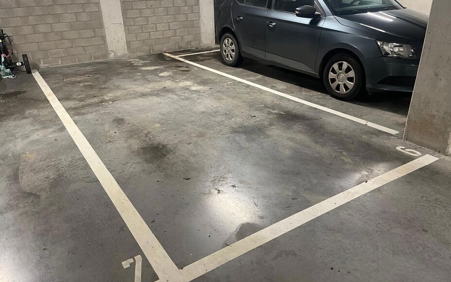 Leemans immobiliën biedt u deze ruime  ondergrondse staanplaats aan in het centrum van Groot-Bijgaarden.
Er is een autolift waarmee u naar de staanplaats gaat.Deze staanplaats is ook te huur.
Graag meer informatie: immo@kantoorleemans.be of 02/306.90.00
