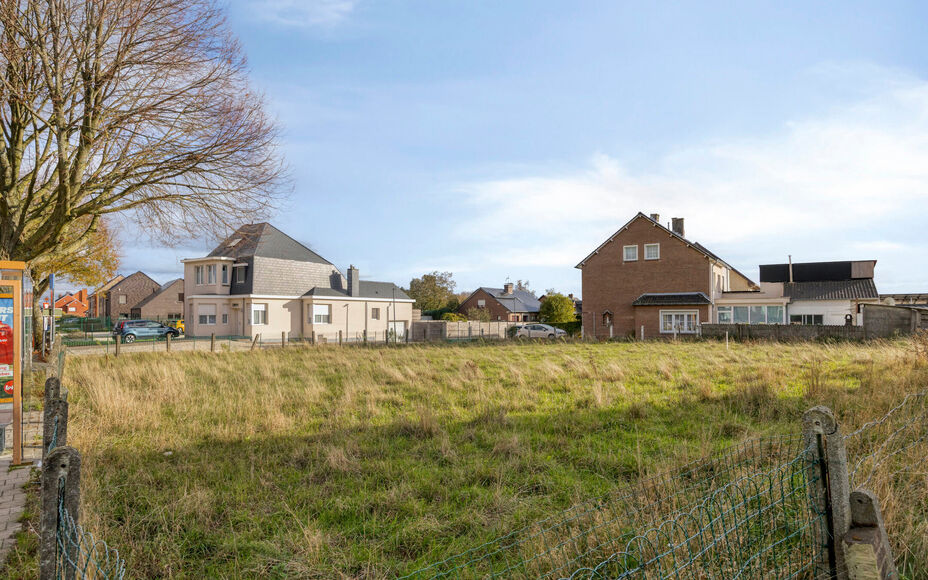 Halfopen bouwgrond te koop in Asse – centrale ligging!
Leemans Immobiliën biedt u  deze bouwgrond aan van 5a 30ca (Lot 1), ideale ligging in een centraal gelegen buurt van Asse. Deze grond is geschikt voor het oprichten van een halfopen bebouwing en co