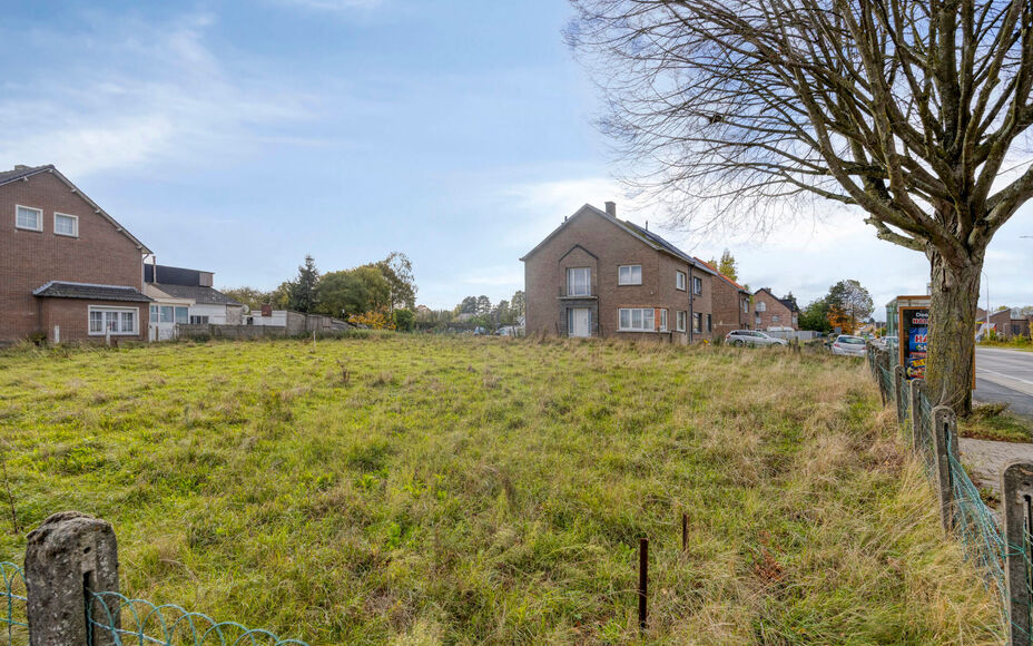 Halfopen bouwgrond te koop in Asse – centrale ligging!
Leemans Immobiliën biedt u  deze bouwgrond aan van 5a 30ca (Lot 1), ideale ligging in een centraal gelegen buurt van Asse. Deze grond is geschikt voor het oprichten van een halfopen bebouwing en co
