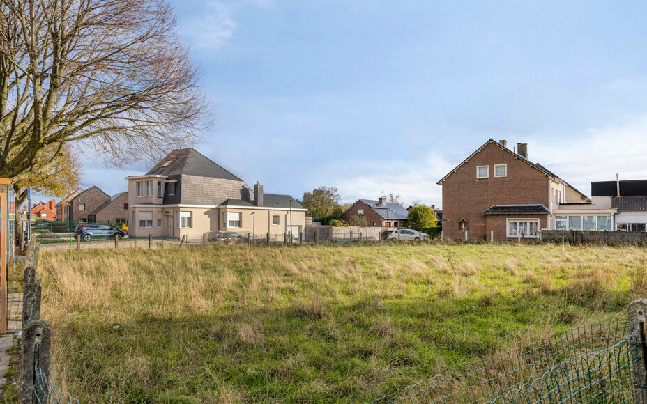 Halfopen bouwgrond te koop in Asse – centrale ligging!
Leemans Immobiliën biedt u  deze bouwgrond aan van 5a 30ca (Lot 1), ideale ligging in een centraal gelegen buurt van Asse. Deze grond is geschikt voor het oprichten van een halfopen bebouwing en co