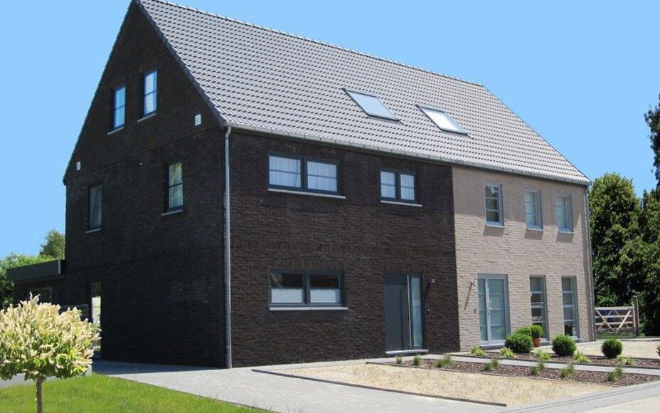 Halfopen bouwgrond te koop in Asse – centrale ligging!
Leemans Immobiliën biedt u  deze bouwgrond aan van 5a 30ca (Lot 1), ideale ligging in een centraal gelegen buurt van Asse. Deze grond is geschikt voor het oprichten van een halfopen bebouwing en co