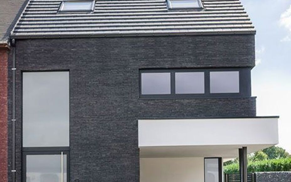 Halfopen bouwgrond te koop in Asse – centrale ligging!
Leemans Immobiliën biedt u  deze bouwgrond aan van 5a 30ca (Lot 1), ideale ligging in een centraal gelegen buurt van Asse. Deze grond is geschikt voor het oprichten van een halfopen bebouwing en co