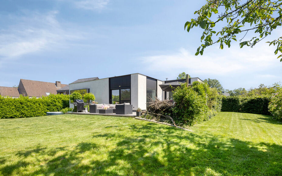 Leemans Immobiliën biedt u deze exclusieve, gerenoveerde moderne bungalow aan op een prachtig perceel van maar liefst 29 are. Deze unieke eigendom bevindt zich op een uiterst gegeerde toplocatie en geniet achteraan van rustgevende landelijke vergezichten