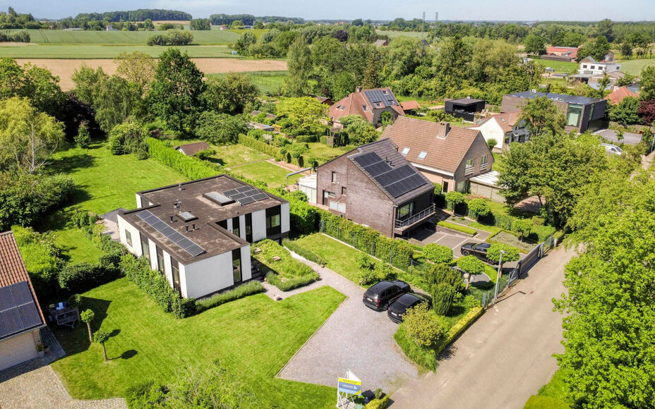 Leemans Immobiliën biedt u deze exclusieve, gerenoveerde moderne bungalow aan op een prachtig perceel van maar liefst 29 are. Deze unieke eigendom bevindt zich op een uiterst gegeerde toplocatie en geniet achteraan van rustgevende landelijke vergezichten