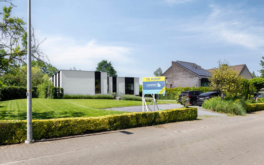 Leemans Immobiliën biedt u deze exclusieve, gerenoveerde moderne bungalow aan op een prachtig perceel van maar liefst 29 are. Deze unieke eigendom bevindt zich op een uiterst gegeerde toplocatie en geniet achteraan van rustgevende landelijke vergezichten