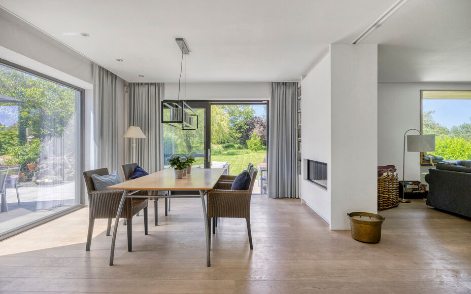 Leemans Immobiliën biedt u deze exclusieve, gerenoveerde moderne bungalow aan op een prachtig perceel van maar liefst 29 are. Deze unieke eigendom bevindt zich op een uiterst gegeerde toplocatie en geniet achteraan van rustgevende landelijke vergezichten