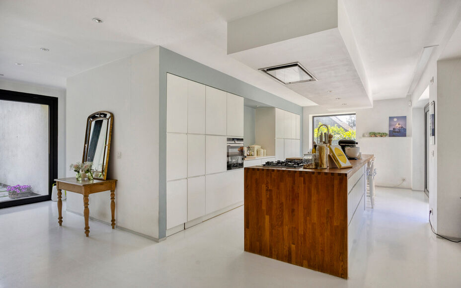 Leemans Immobiliën biedt u deze exclusieve, gerenoveerde moderne bungalow aan op een prachtig perceel van maar liefst 29 are. Deze unieke eigendom bevindt zich op een uiterst gegeerde toplocatie en geniet achteraan van rustgevende landelijke vergezichten