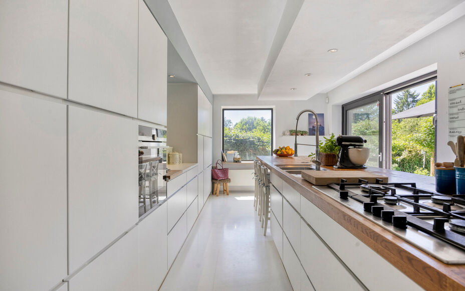 Leemans Immobiliën biedt u deze exclusieve, gerenoveerde moderne bungalow aan op een prachtig perceel van maar liefst 29 are. Deze unieke eigendom bevindt zich op een uiterst gegeerde toplocatie en geniet achteraan van rustgevende landelijke vergezichten