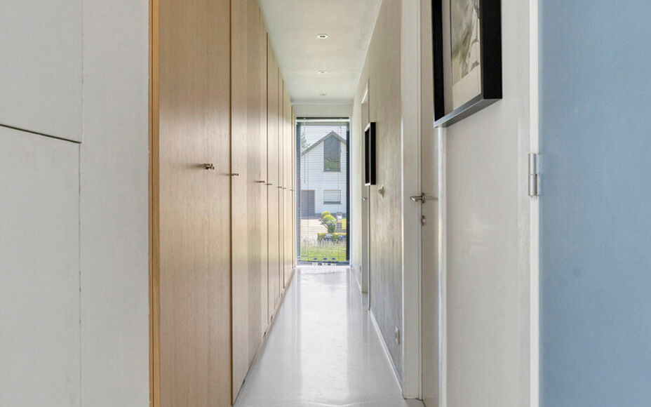 Leemans Immobiliën biedt u deze exclusieve, gerenoveerde moderne bungalow aan op een prachtig perceel van maar liefst 29 are. Deze unieke eigendom bevindt zich op een uiterst gegeerde toplocatie en geniet achteraan van rustgevende landelijke vergezichten