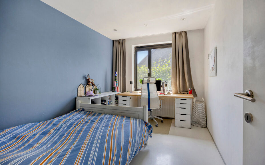 Leemans Immobiliën biedt u deze exclusieve, gerenoveerde moderne bungalow aan op een prachtig perceel van maar liefst 29 are. Deze unieke eigendom bevindt zich op een uiterst gegeerde toplocatie en geniet achteraan van rustgevende landelijke vergezichten