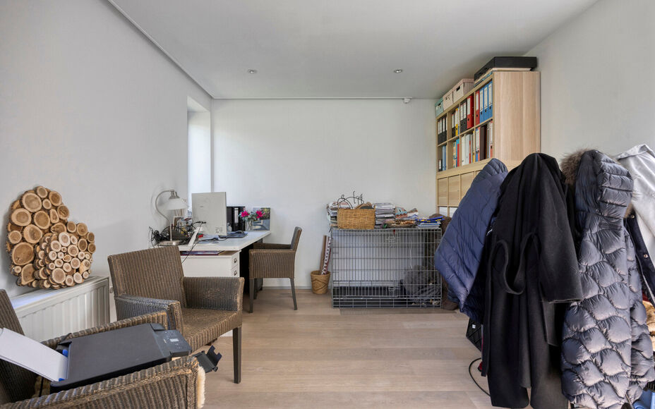 Leemans Immobiliën biedt u deze exclusieve, gerenoveerde moderne bungalow aan op een prachtig perceel van maar liefst 29 are. Deze unieke eigendom bevindt zich op een uiterst gegeerde toplocatie en geniet achteraan van rustgevende landelijke vergezichten