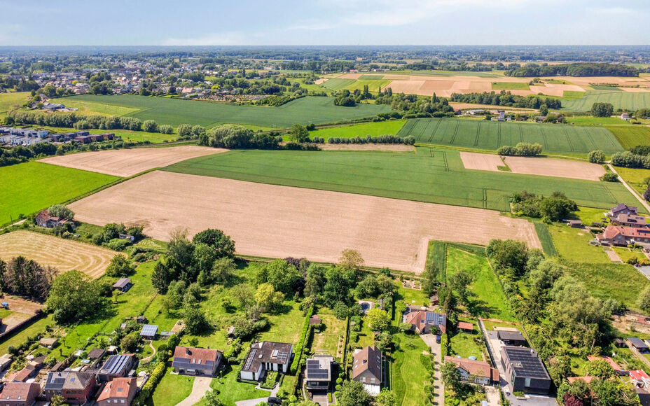 Leemans Immobiliën biedt u deze exclusieve, gerenoveerde moderne bungalow aan op een prachtig perceel van maar liefst 29 are. Deze unieke eigendom bevindt zich op een uiterst gegeerde toplocatie en geniet achteraan van rustgevende landelijke vergezichten
