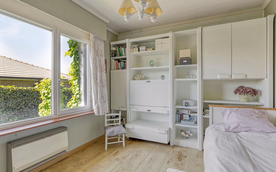 Leemans Immobiliën vous présente ce charmant bungalow, prêt à emménager, idéalement situé dans le quartier recherché d'Asse. Grâce à son emplacement privilégié, les grands axes routiers, les écoles, les installations sportives, les transports