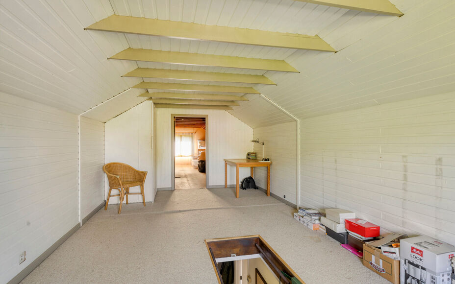 Leemans Immobiliën vous présente ce charmant bungalow, prêt à emménager, idéalement situé dans le quartier recherché d'Asse. Grâce à son emplacement privilégié, les grands axes routiers, les écoles, les installations sportives, les transports