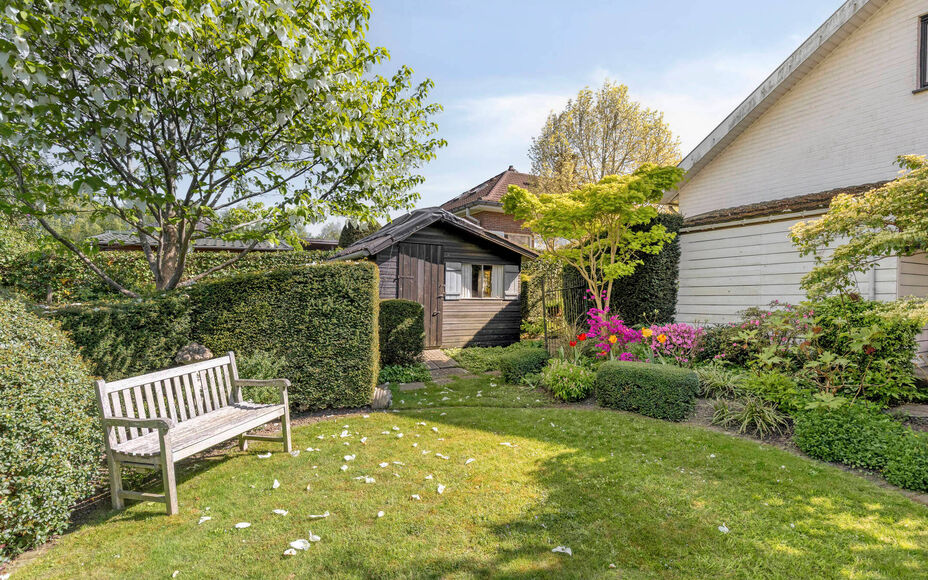 Leemans Immobiliën vous présente ce charmant bungalow, prêt à emménager, idéalement situé dans le quartier recherché d'Asse. Grâce à son emplacement privilégié, les grands axes routiers, les écoles, les installations sportives, les transports