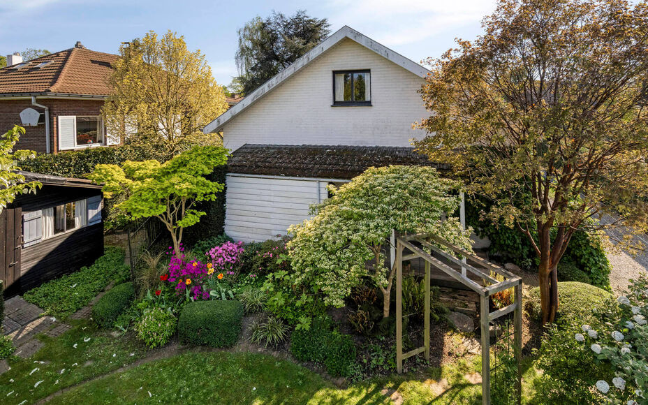 Leemans Immobiliën vous présente ce charmant bungalow, prêt à emménager, idéalement situé dans le quartier recherché d'Asse. Grâce à son emplacement privilégié, les grands axes routiers, les écoles, les installations sportives, les transports