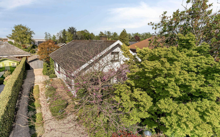 Leemans Immobiliën presenteert u deze charmante, instapklare bungalow, ideaal gelegen in het gegeerde Asse. Dankzij de uitstekende ligging bevinden belangrijke invalswegen, scholen, sportfaciliteiten, openbaar vervoer en tal van fiets- en wandelroutes zi